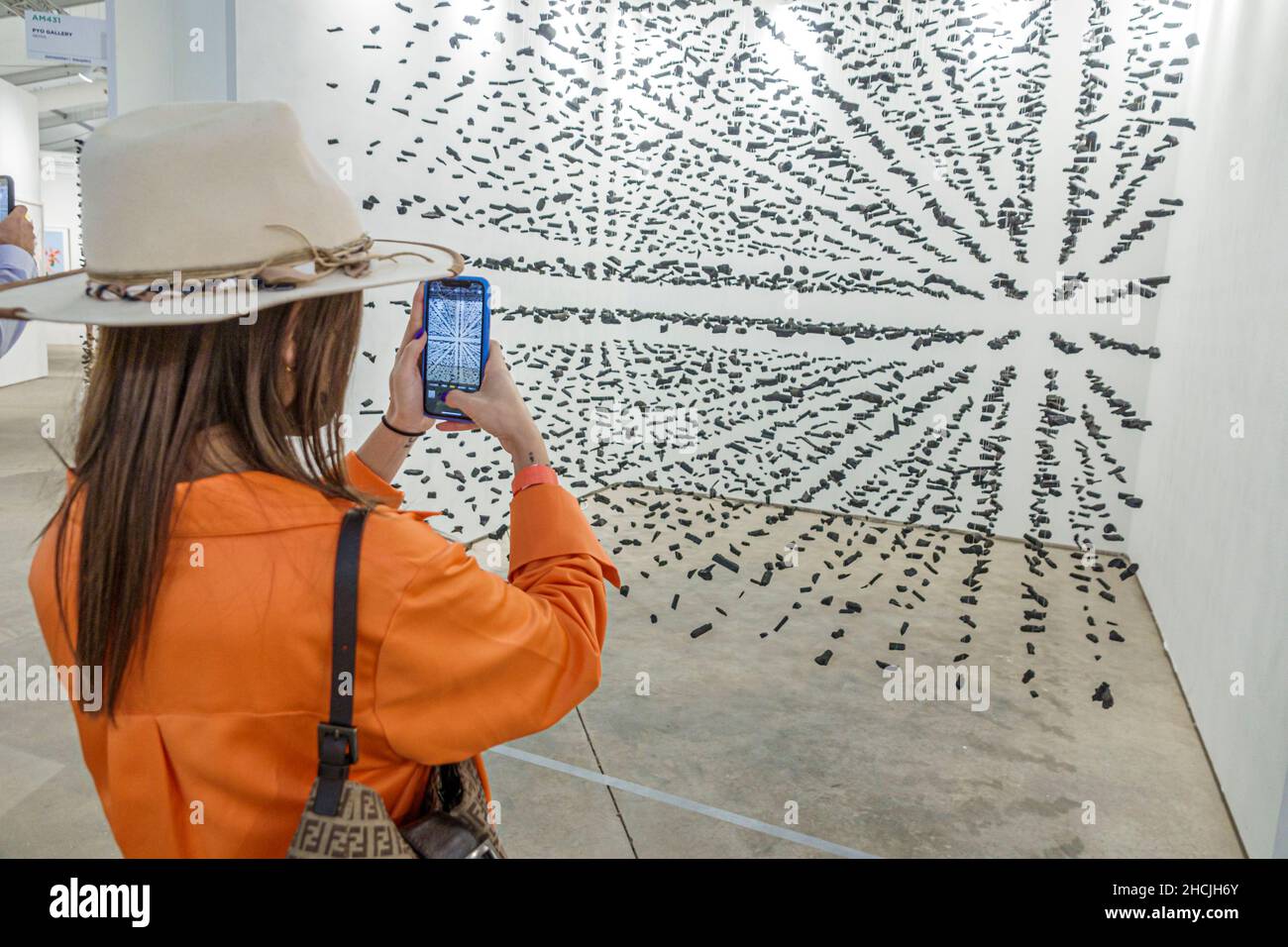 Miami Florida Art Basel Week KONTEXT Art Miami Show Shows inside interior Galerien Galerie Aussteller Aussteller Ausstellung Kunst zeitgenössische Frau ta Stockfoto