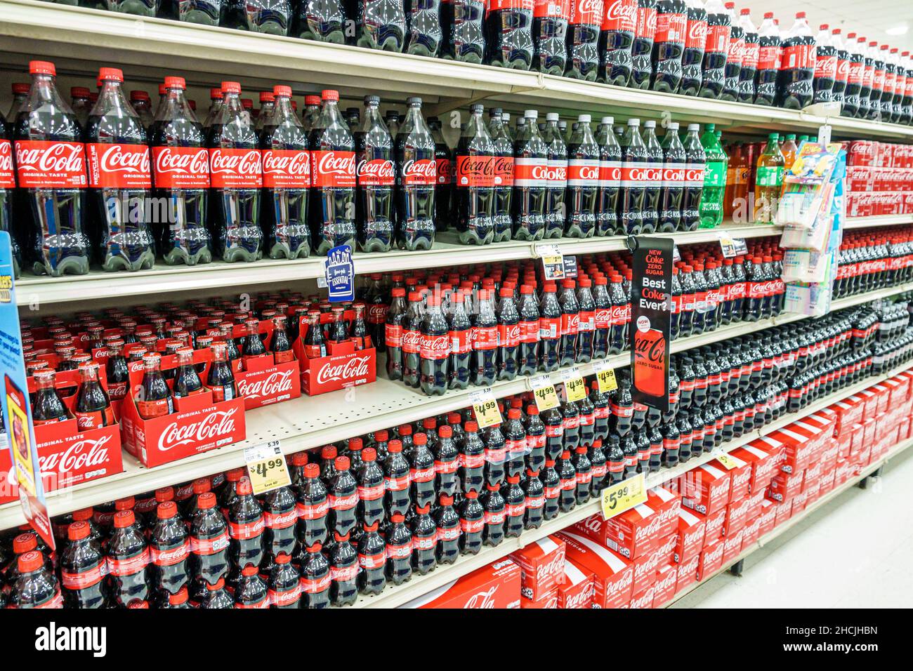 Orlando Florida Winn-Dixie Lebensmittelgeschäft Supermarkt im Inneren Regal  Regale Verkauf Coke Coca Cola Produkte Softdrinks anzeigen Stockfotografie  - Alamy