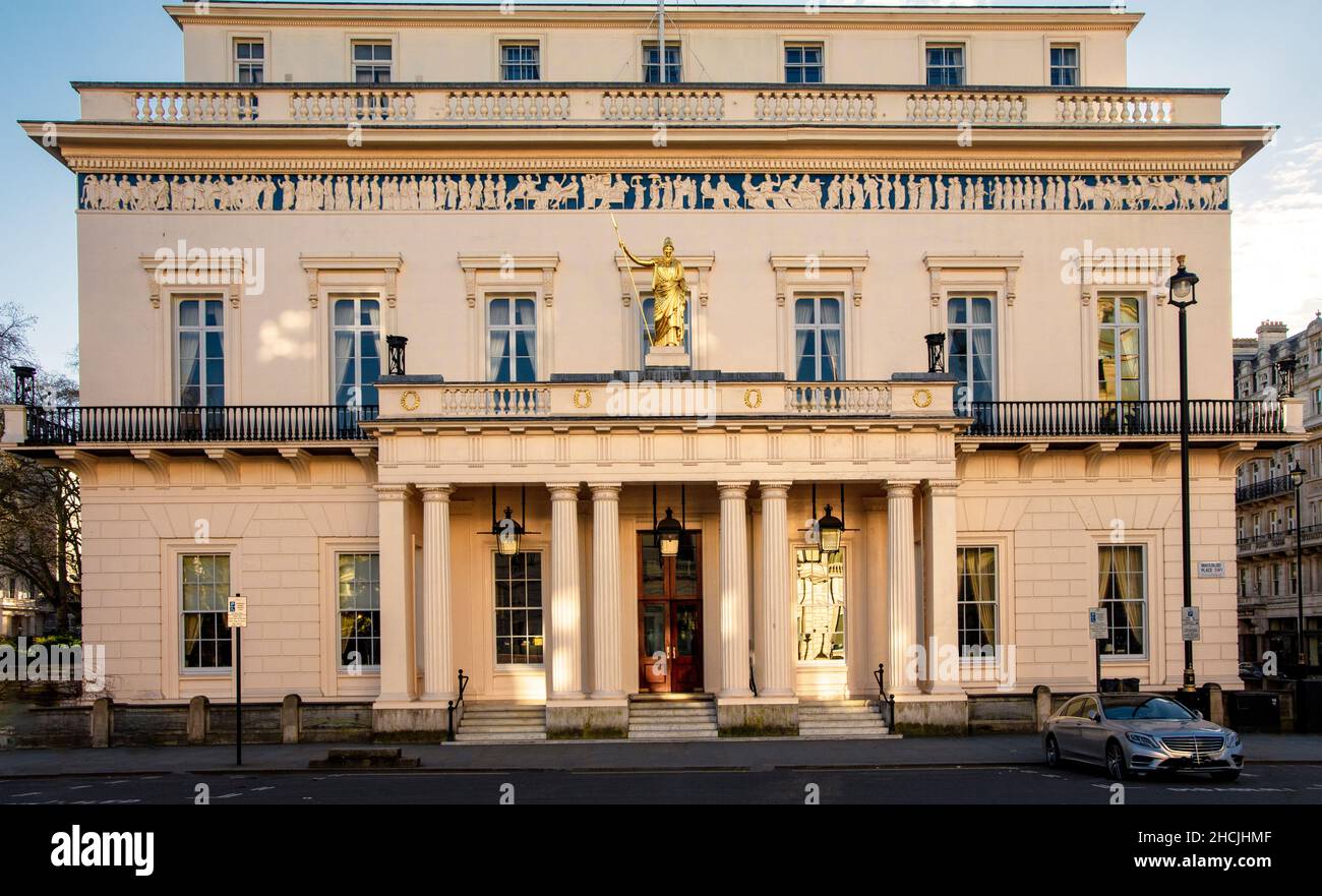 Die Fassade des 107 gegründeten "Athenaeum Club", eines privaten Mitgliedsclubs in der 1824 Pall Mall, London. Das Gebäude wurde von Decimus Burton entworfen Stockfoto