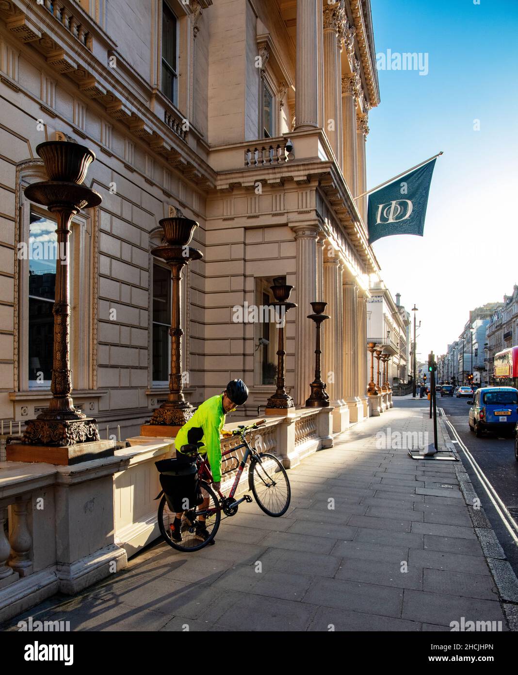Die Fassade des IoD (Institute of Directors), 116 Pall Mall, London; 1903 für Führungskräfte gegründet. John Nash entwarf den IoD 1828 Stockfoto