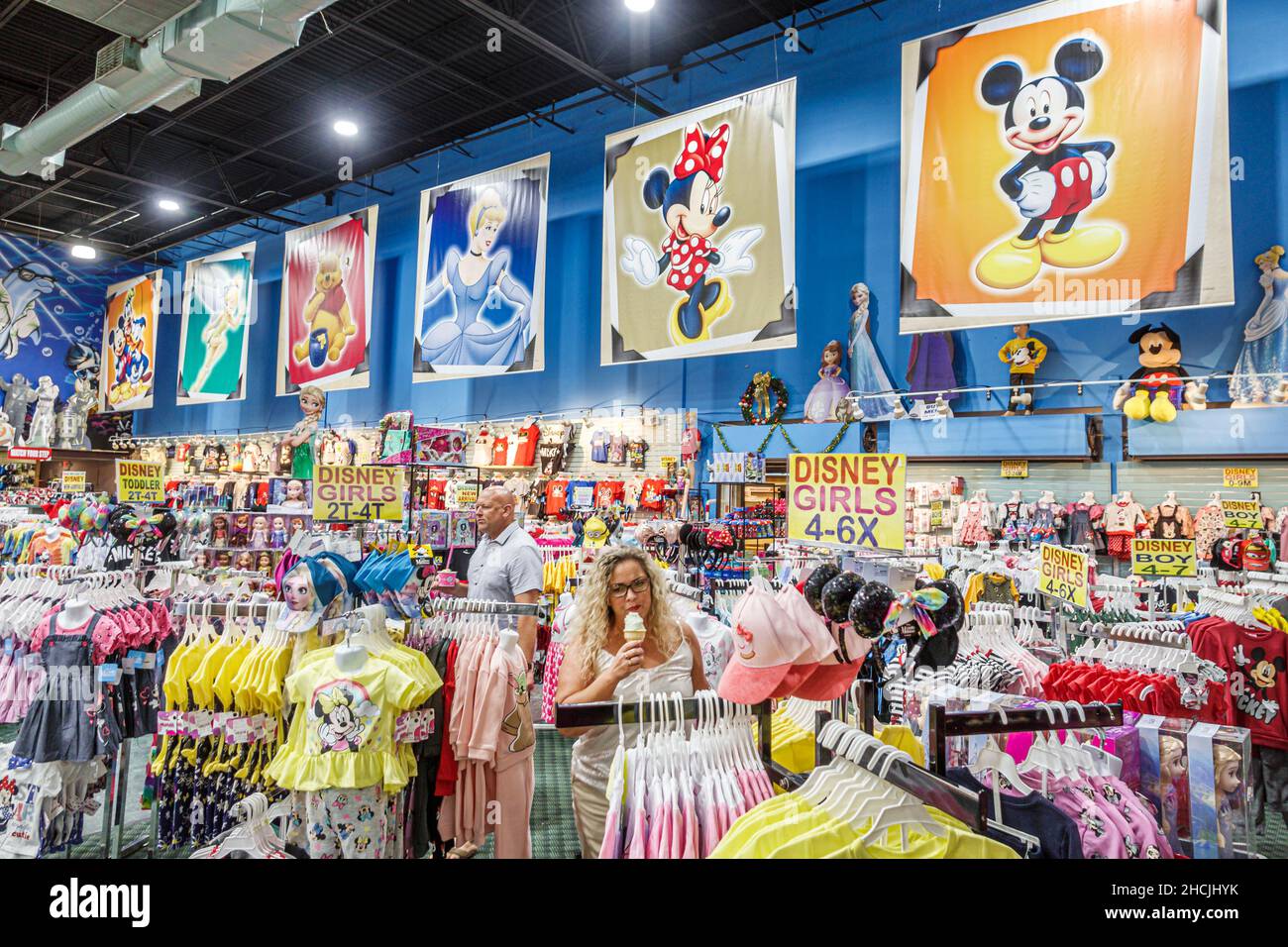 Orlando Florida South Apopka Vineland Road Schnäppchenwelt Geschenkladen Einkaufen Souvenirs Sammlerstücke im Inneren Disney Figuren Banner Shopper Stockfoto