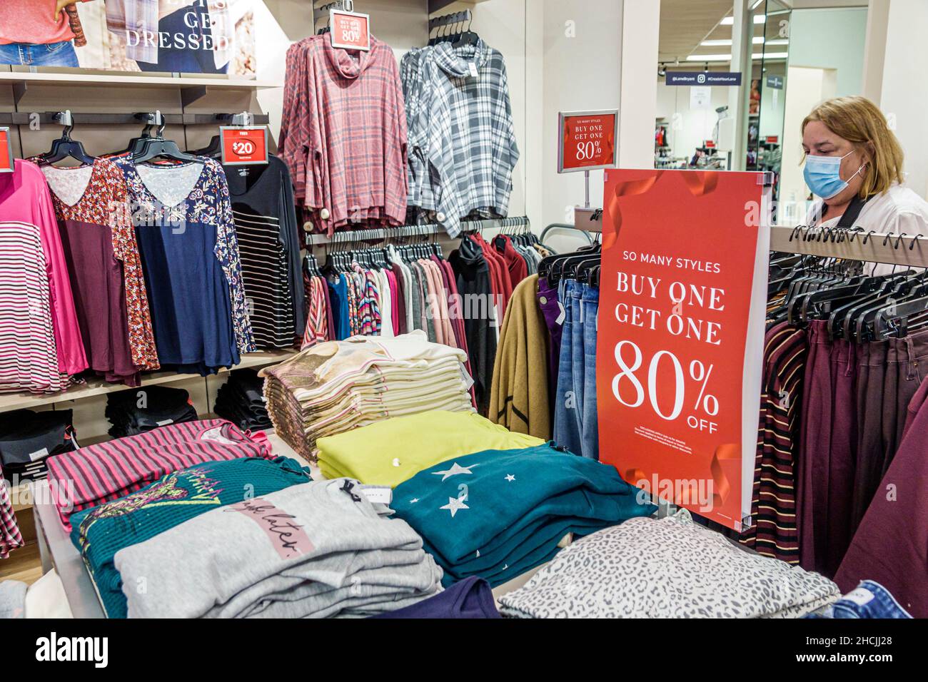 Vero Beach Florida Outlets Outlet Mall Factory Store Stores Shopping Lane  Bryant Damenmode in plus size Innenauslage Verkauf kaufen 8 €  Stockfotografie - Alamy