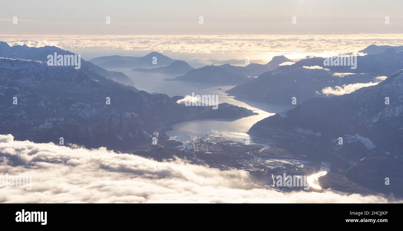 Luftaufnahme einer kleinen Stadt, Squamish, in Howe Sound im Winter Stockfoto