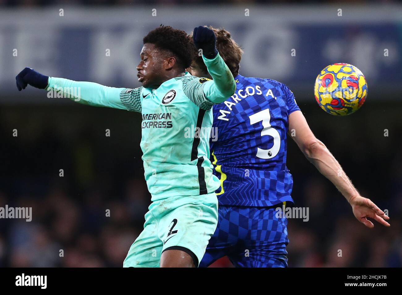 London, Großbritannien. 29th Dez 2021. Tariq Lamptey von Brighton & Hove Albion kämpft während des Premier League-Spiels in Stamford Bridge, London, um den Kopf mit Marcos Alonso von Chelsea. Bildnachweis sollte lauten: Jacques Feeney/Sportimage Kredit: Sportimage/Alamy Live News Stockfoto