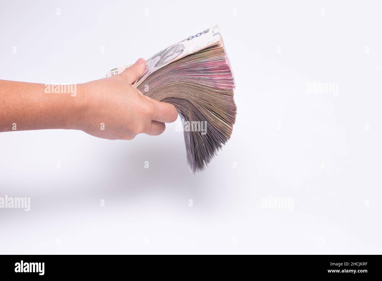 Eine Wadel Bargeld in seiner Hand Stockfoto