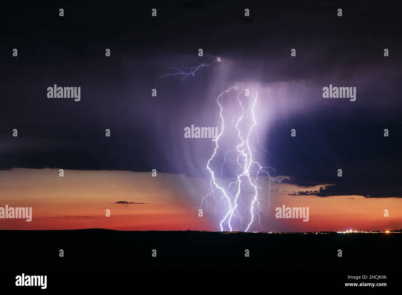 Ein kraftvoller Blitzschlag von einem Monsunsturm bei Sonnenuntergang in der Nähe von Holbrook, Arizona Stockfoto