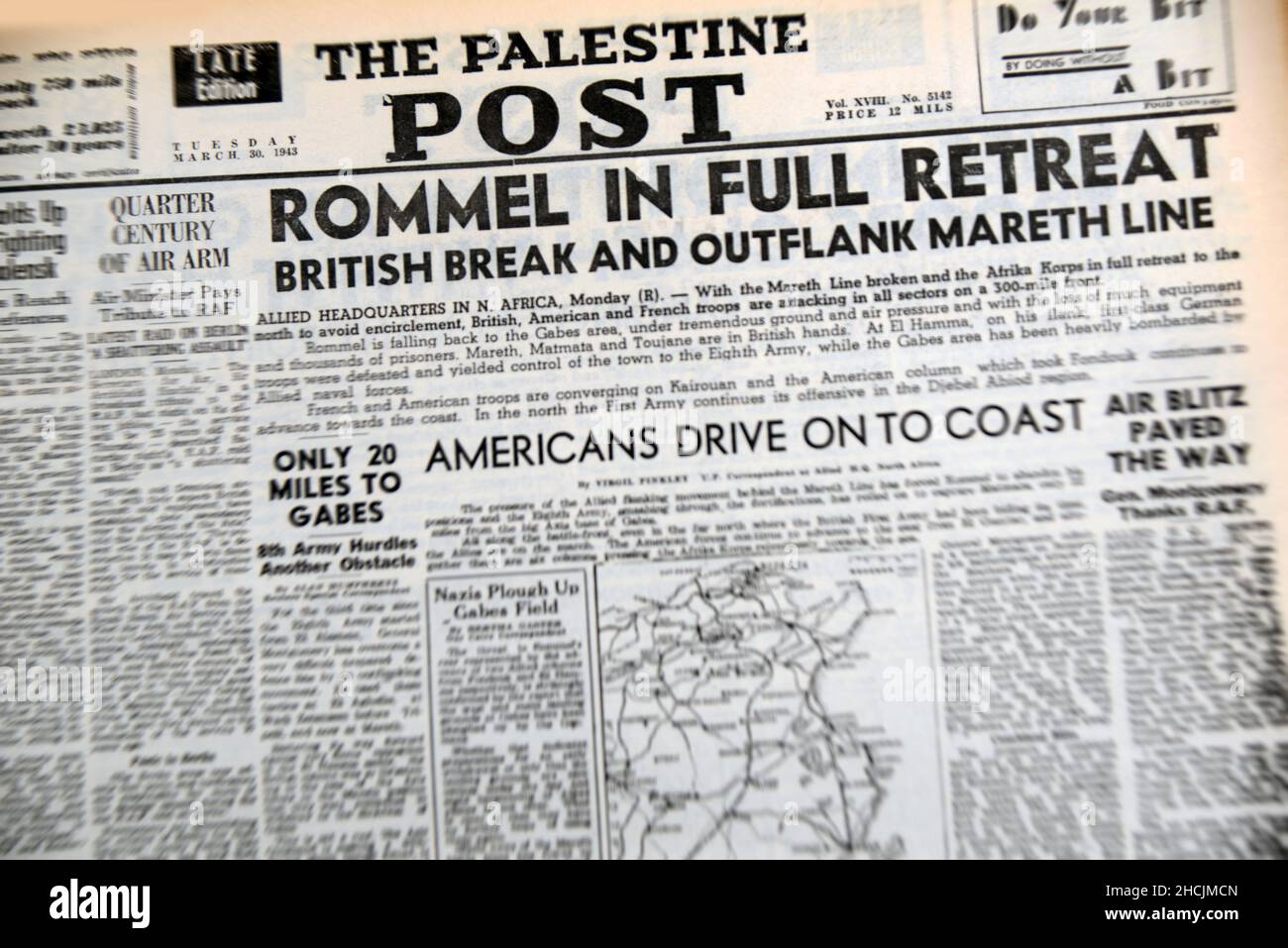 Schlagzeile aus der israelischen Zeitung mit einem historischen Ereignis - Rommel in vollem Rückzug, 1943 Stockfoto
