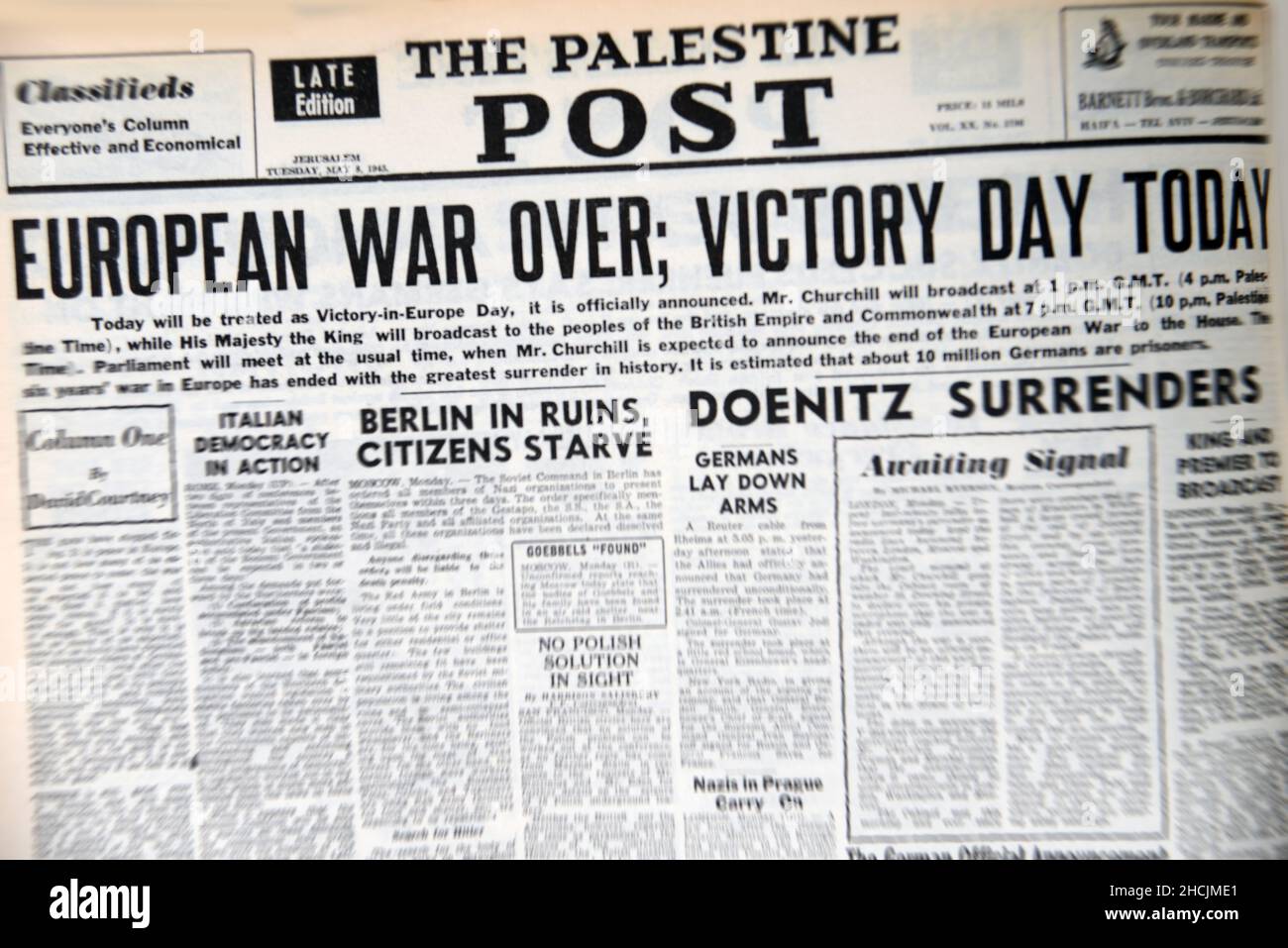 Schlagzeile der israelischen Zeitung mit einem historischen Ereignis - Sieg in Europa, 1945 Stockfoto