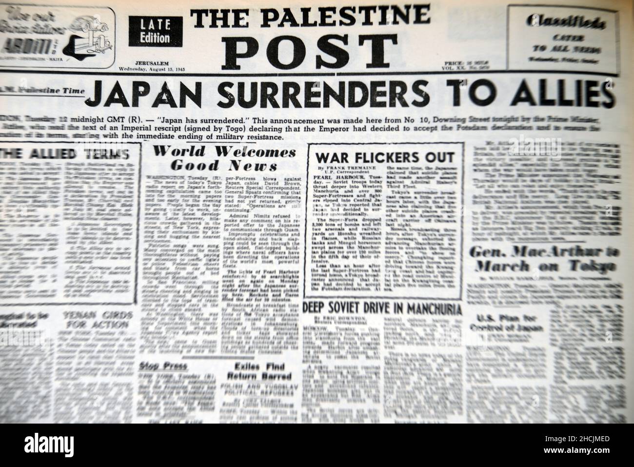 Schlagzeile aus der israelischen Zeitung mit einem historischen Ereignis - Japan kapituliert, 1945 Stockfoto