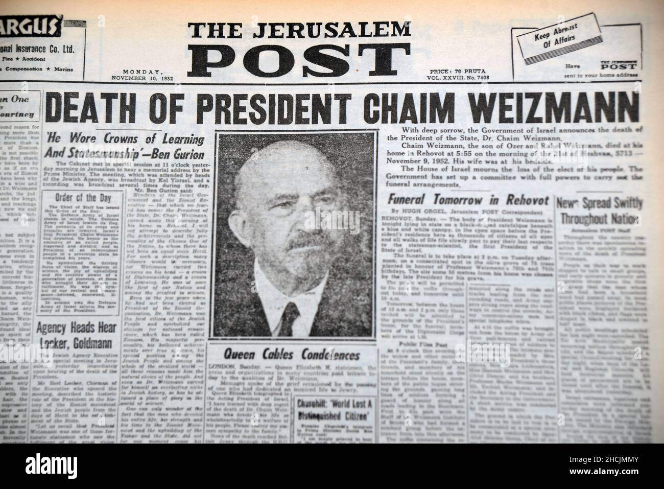 Schlagzeile der israelischen Zeitung mit einem historischen Ereignis - Tod von Präsident Chaim Weizmann, 1952 Stockfoto