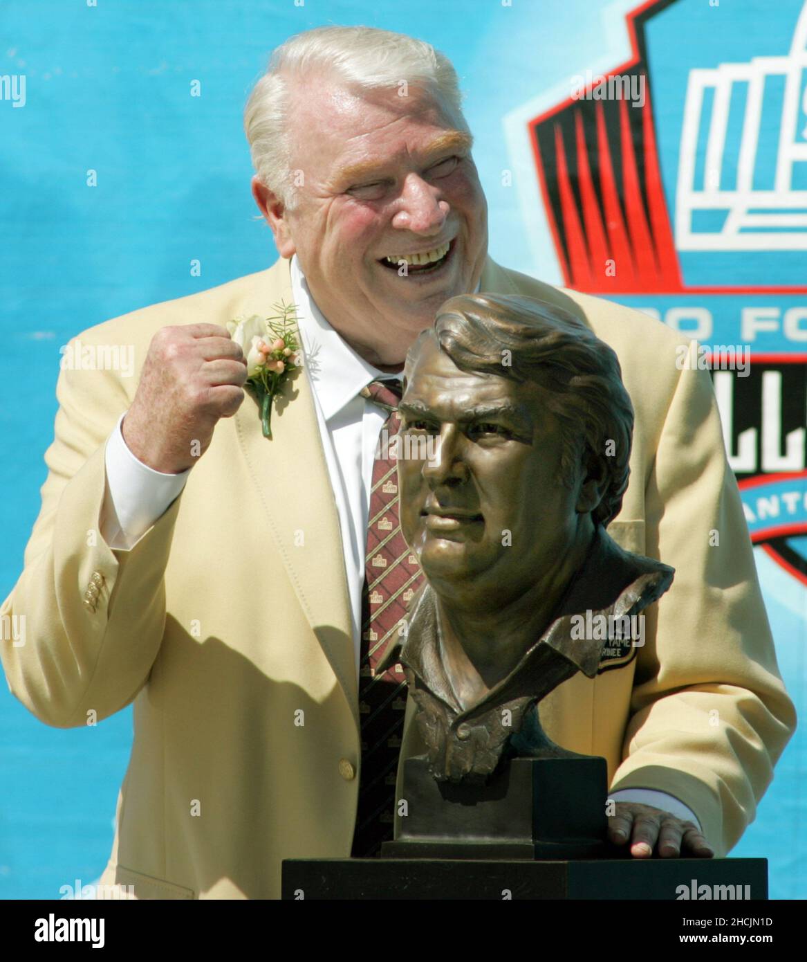Kanton, USA. 05th August 2006. John Madden steht mit seiner Büste bei der Einführungszeremonie der Pro Football Hall of Fame am Samstag, dem 5. August 2006 in Canton, Ohio. (Foto von Ron Jenkins/Fort Worth Star-Telegram/TNS/Sipa USA) Quelle: SIPA USA/Alamy Live News Stockfoto