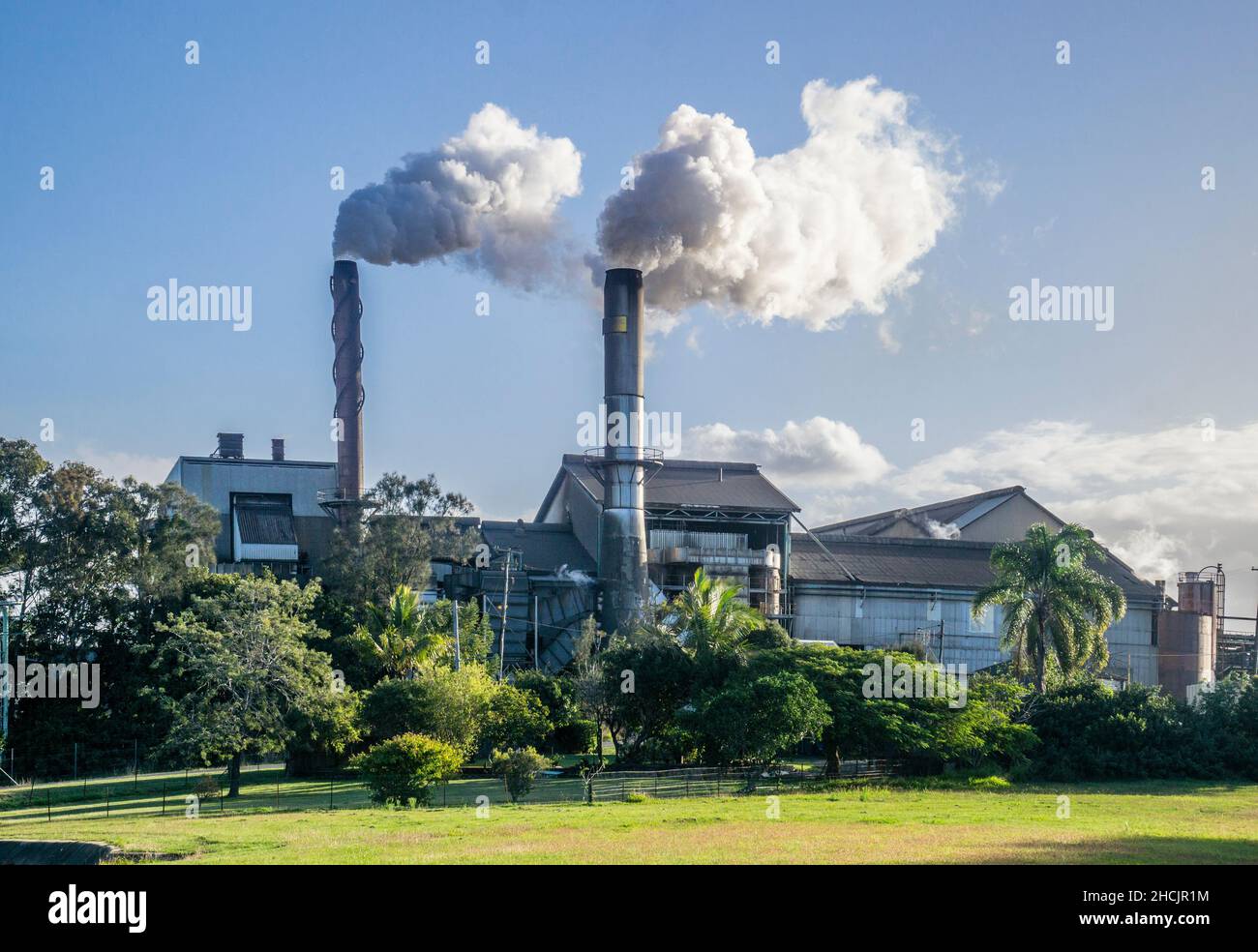 Blick auf die Millaquin Sugar Mill und die Bundaberg Distilling Company, den berühmten „Bundy“-Rum, Bundaberg, Queensland, Australien Stockfoto