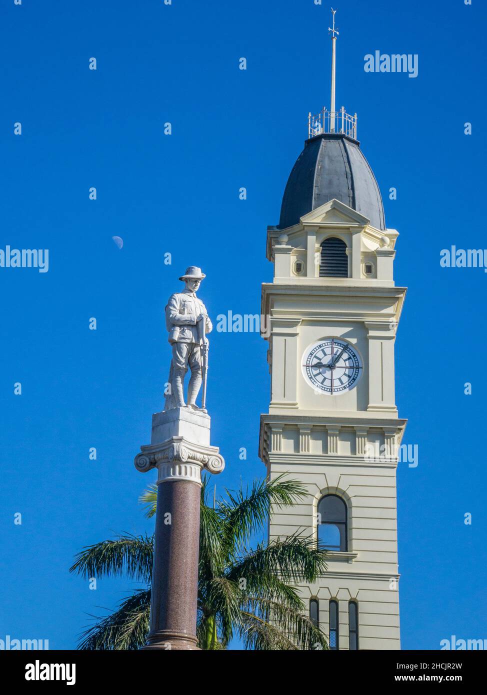 Das denkmalgeschützte spätitalienische Postamt in Bundaburg mit dem ikonischen 6-stöckigen Uhrenturm und dem Bundaberg war Memorial mit Marmor Stockfoto