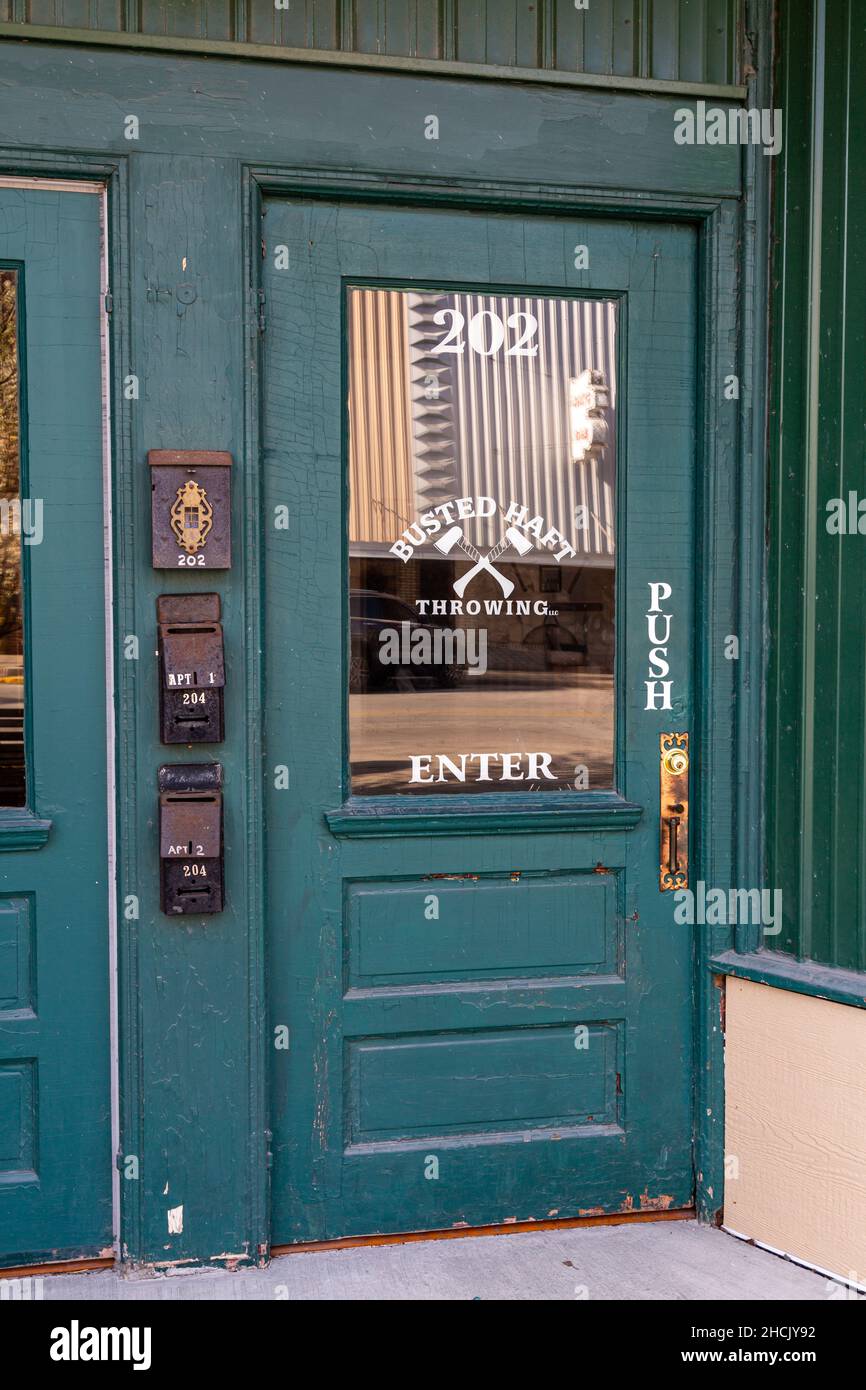Die grüne Eingangstür beim Busted Haft Werfen in Bluffton, Indiana, USA. Stockfoto