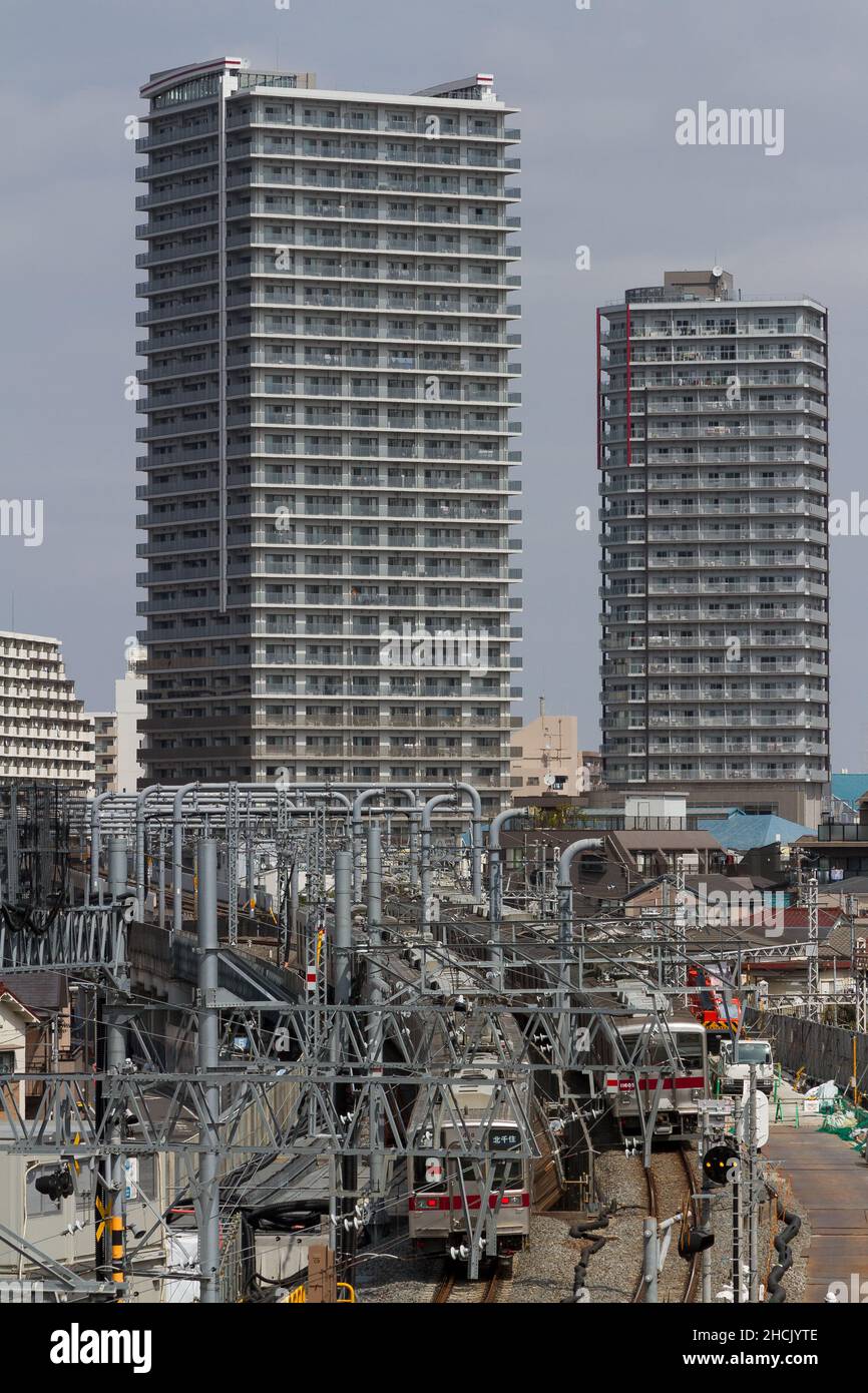 Züge der Serie Tobu 10050 auf der Tobu Skytree Line in der Nähe des Bahnhofs Oshiage, Tokio, Japan. Stockfoto