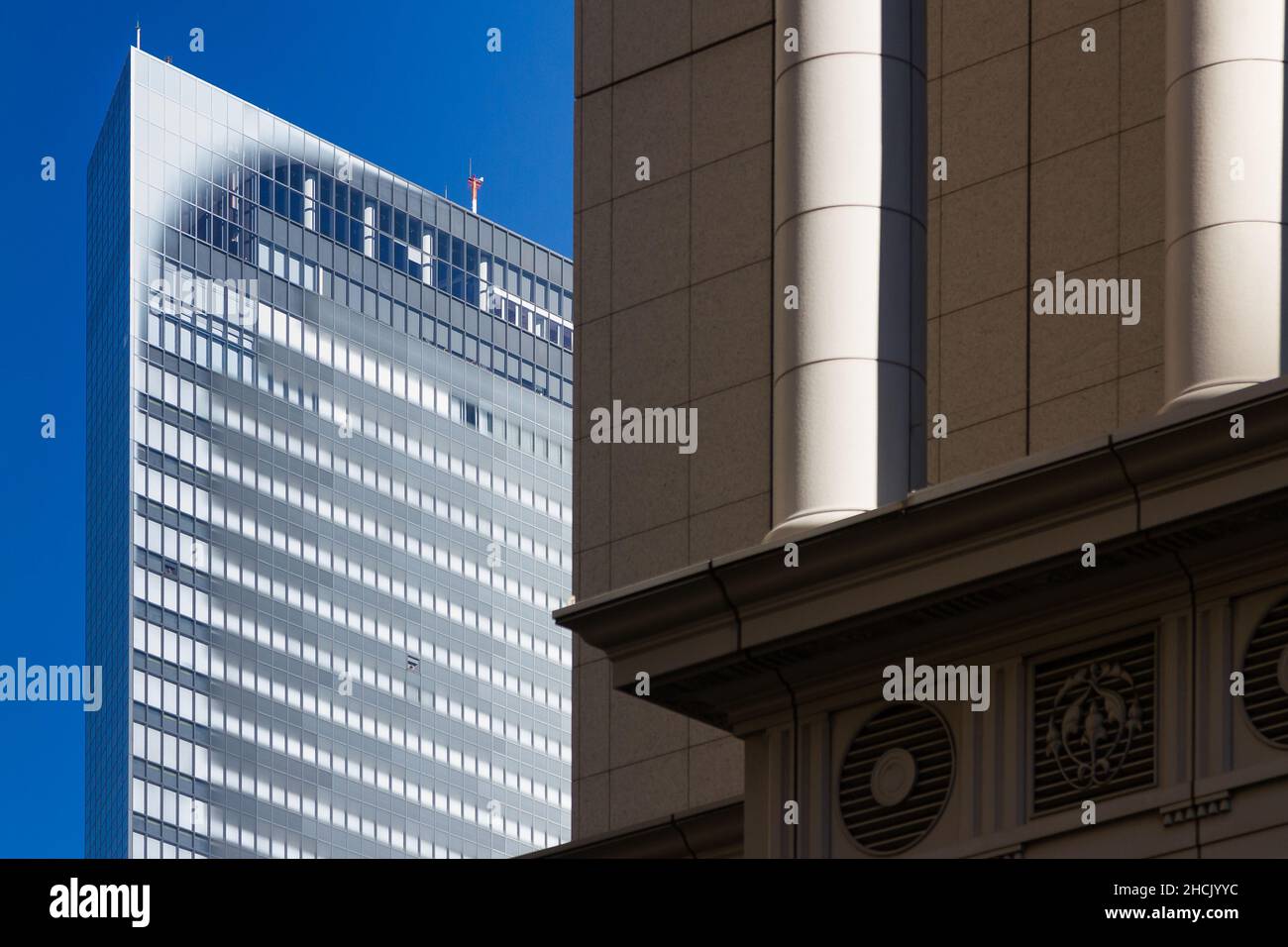 Das Hauptquartier der umstrittenen Dentsu-Werbefirma im Dentsu-Gebäude in Shiodome, Shimbashi, Tokio, Japan. Stockfoto