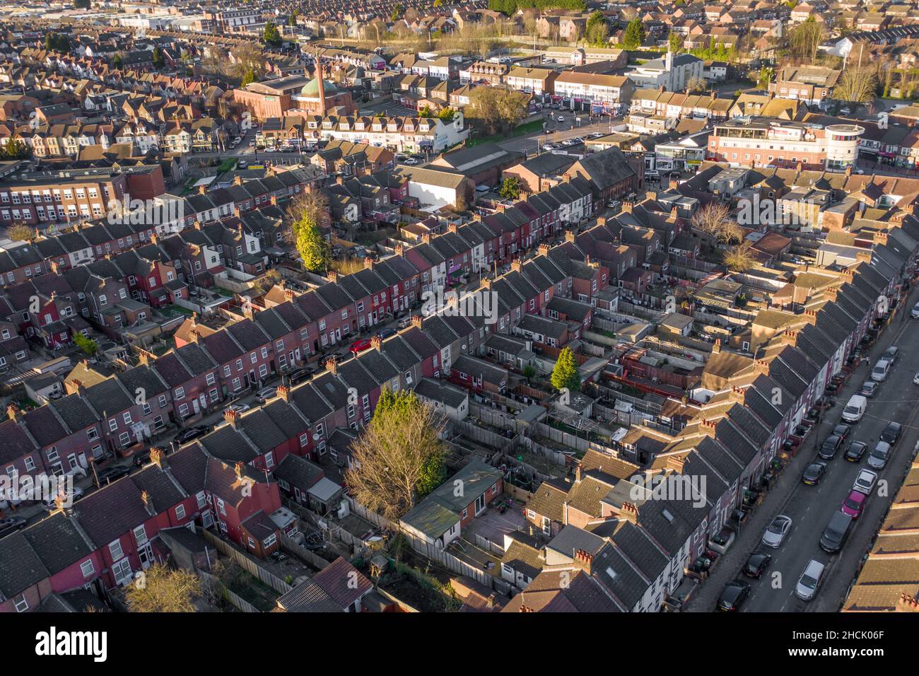 Luftaufnahme eines terrassenförmig angelegten Arbeiterunterbaus in Luton bei Sonnenuntergang Stockfoto