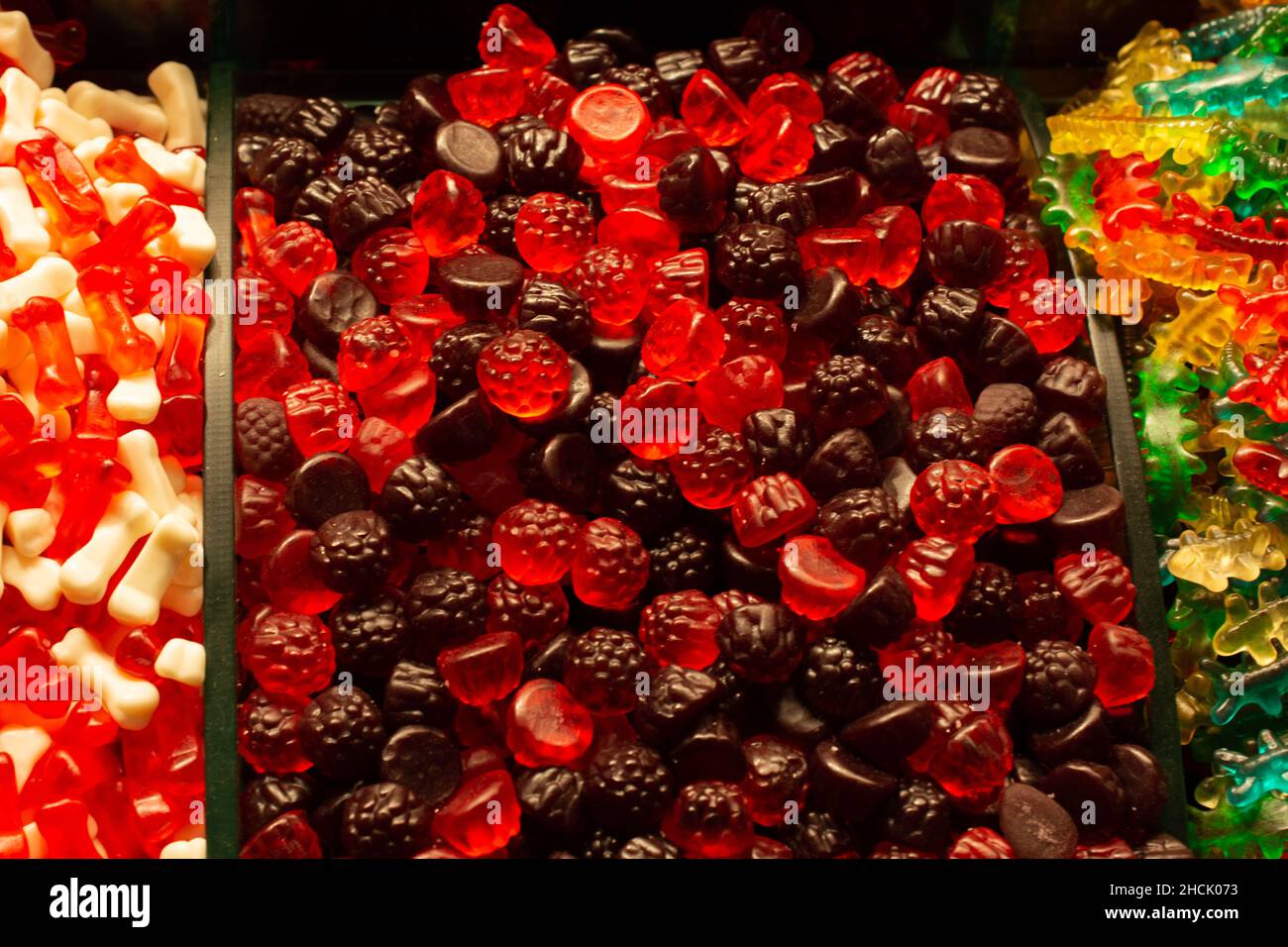 Gummis in mehreren Farben und Formen durch den Verkauf von Gewicht in einem Süßwarenladen Stockfoto