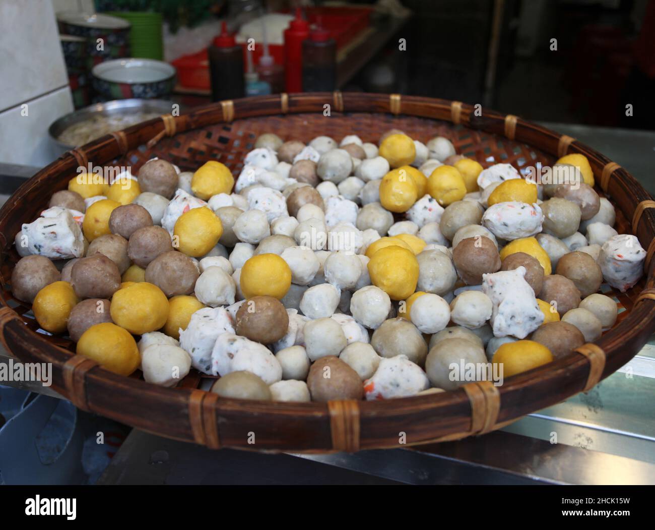 Fischbälle für Fischballsuppe, ein berühmtes Straßenessen in der Jiufen Old Street in New Taipei City, Taiwan. Stockfoto
