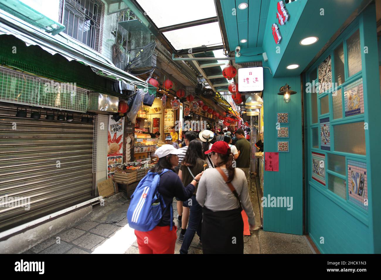 Szene in Jiufen Old Street mit vielen Menschen in New Taipei City, Taiwan. Stockfoto