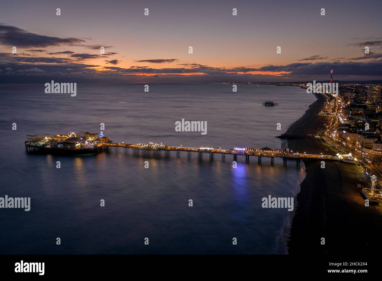 Brighton Pier beleuchtet bei Nacht in Großbritannien Stockfoto