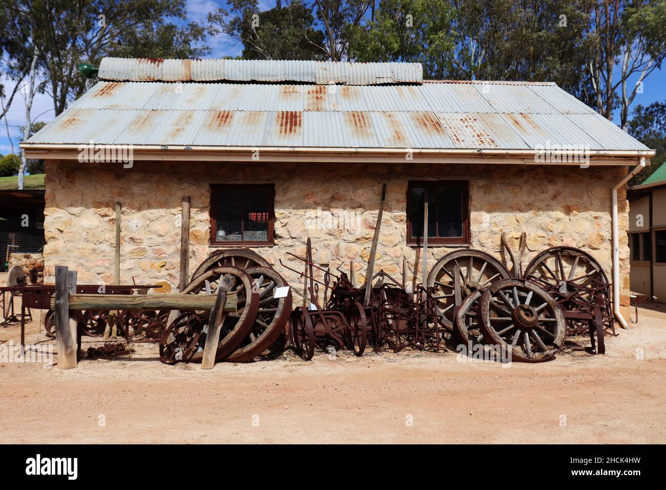 Gebrauchte landwirtschaftliche Ausrüstung im Loxton Historical Village in der Riverland Region in Südaustralien Stockfoto