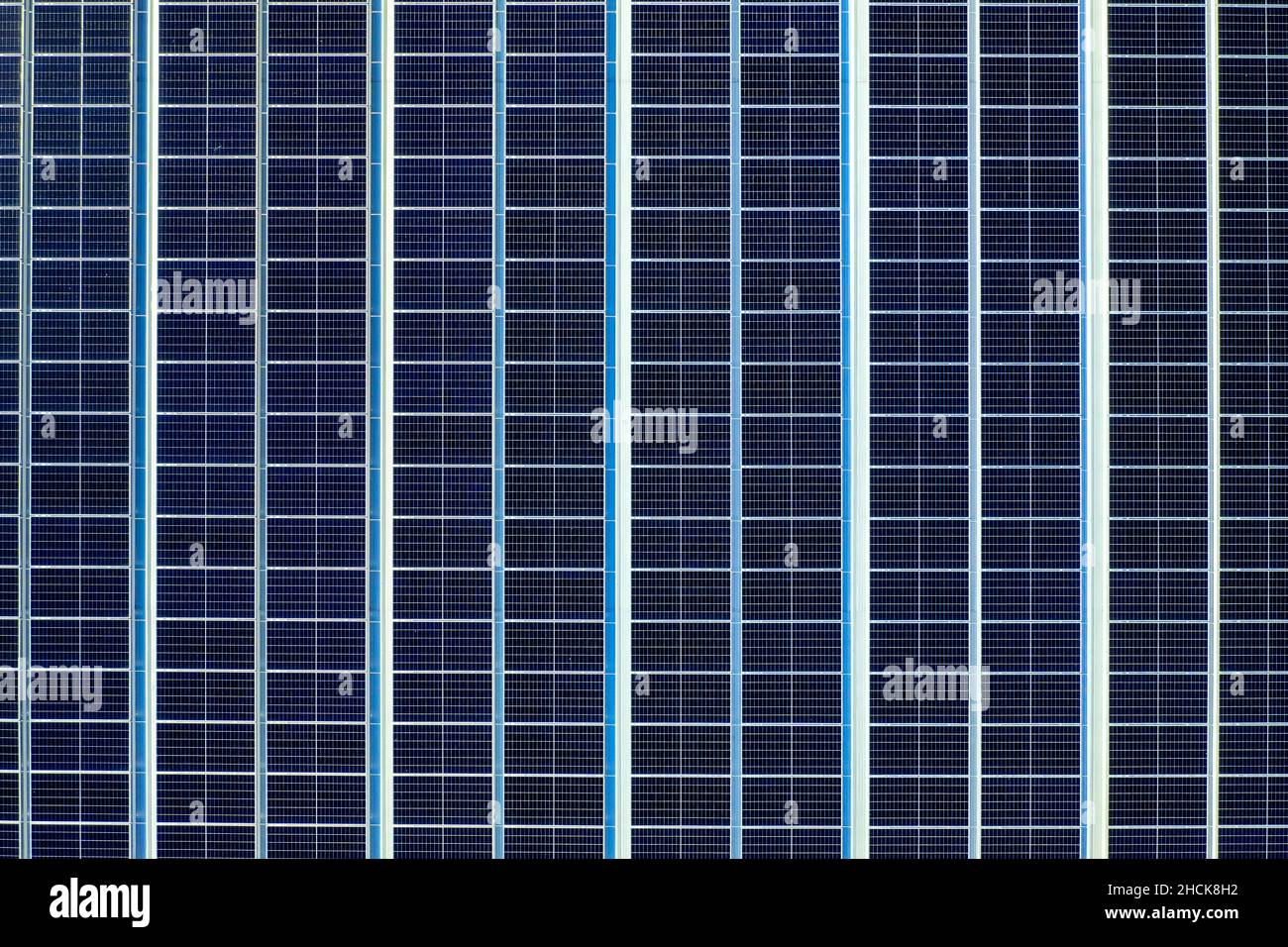 Sonnenkollektoren auf dem Dach. (Solarzelle) Stockfoto