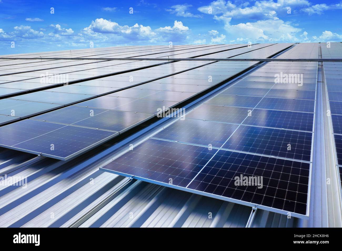 Sonnenkollektoren auf dem Dach. (Solarzelle) Stockfoto