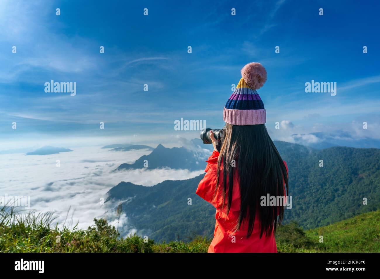 Tourist fotografiert mit Digitalkamera in einem Gebirge. Phu Chi fa Berge in Chiang Rai, Thailand. Stockfoto