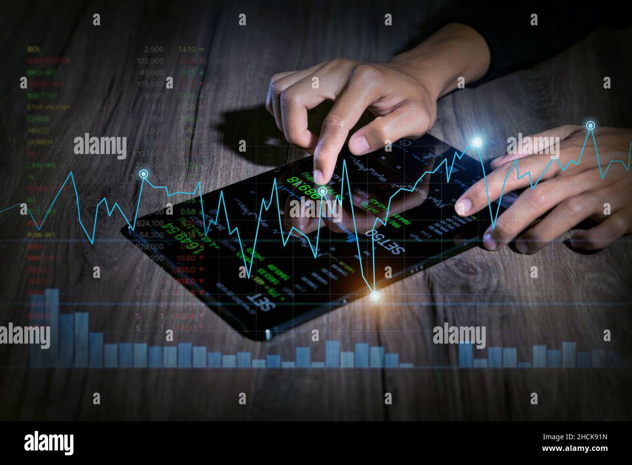 Geschäftsmann, der Finanzstatistiken analysiert, die auf dem Tablet-Bildschirm angezeigt werden. Business Analytics und Finanztechnologiekonzept. Stockfoto