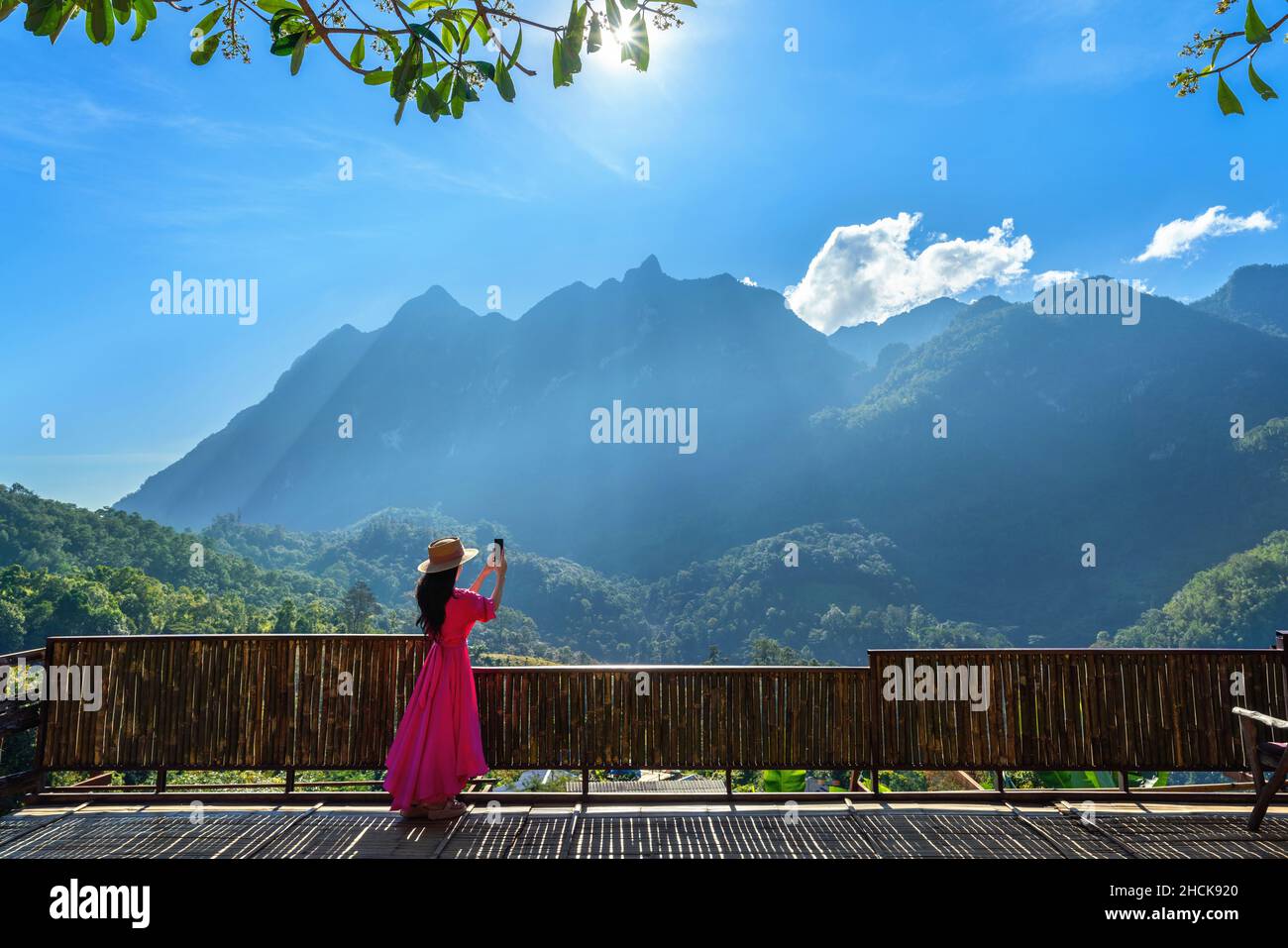 Frau, die die Berge von Doi Luang Chiang Dao, Chiang Mai, Thailand fotografiert. Stockfoto