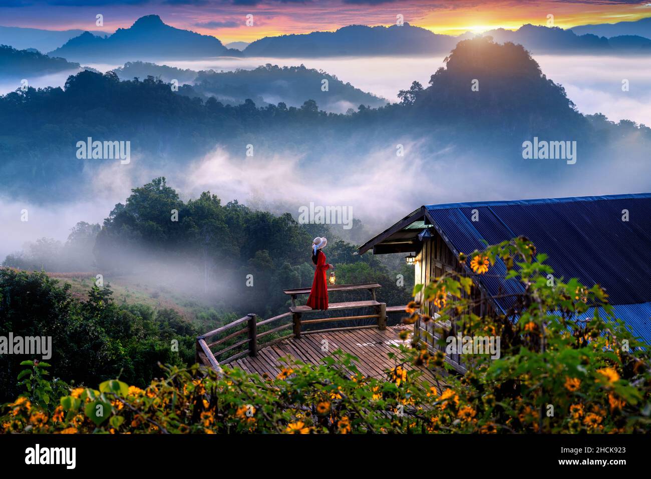 Schönes Mädchen hält Windlicht genießen Morgennebel im Dorf Jabo, Mae hong son Provinz, Thailand. Stockfoto