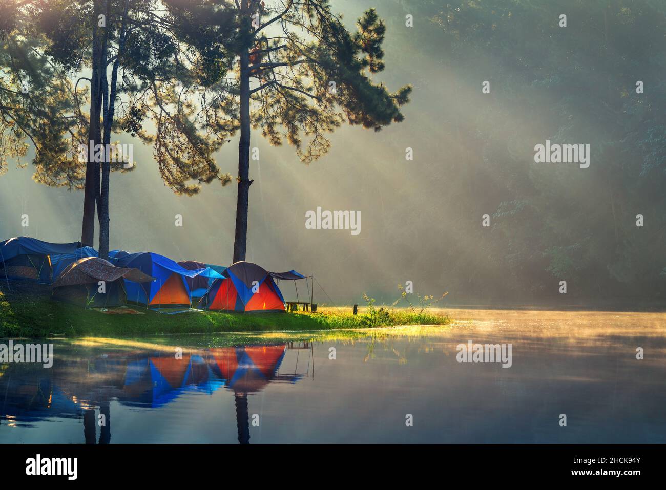 Pang ung See mit Nebel am Morgen, Mae hong Sohn, Thailand. Stockfoto