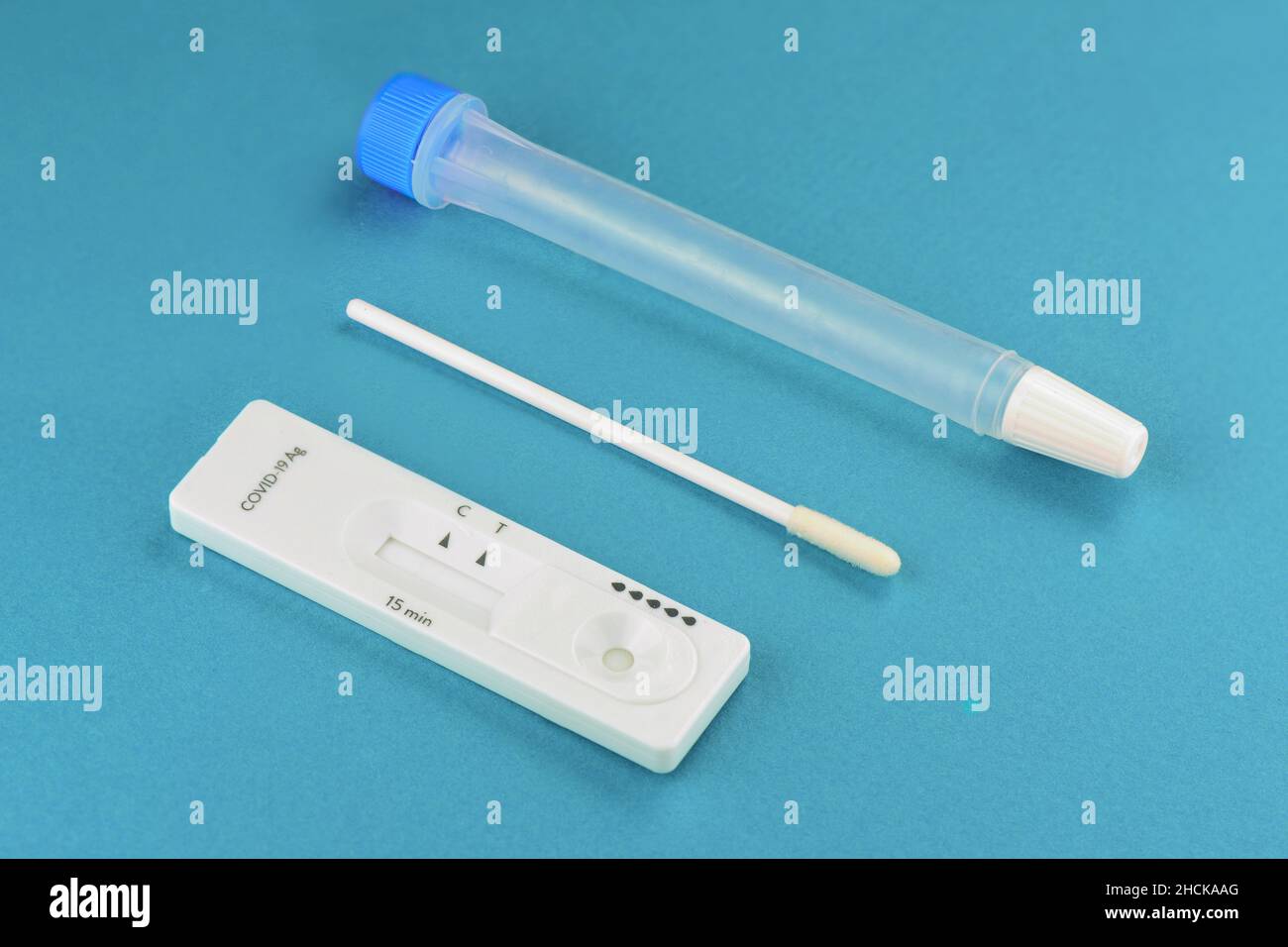 Nahansicht der negativen Antigencovid-19-Testgeräte auf blauem Hintergrund Stockfoto