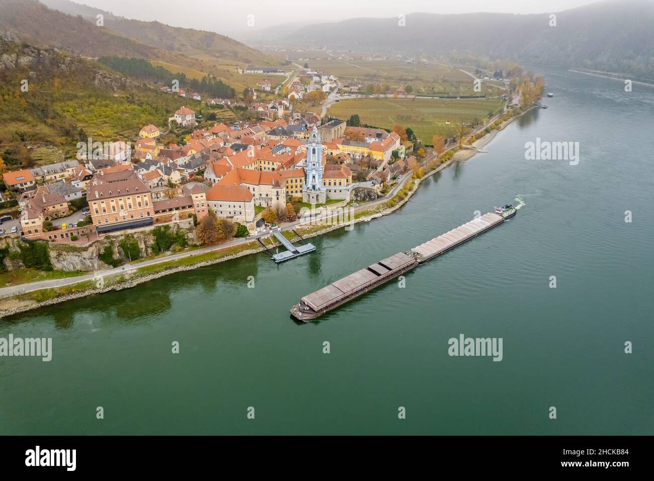 Bulk Carrier transportiert Fracht entlang der Donau Stockfoto