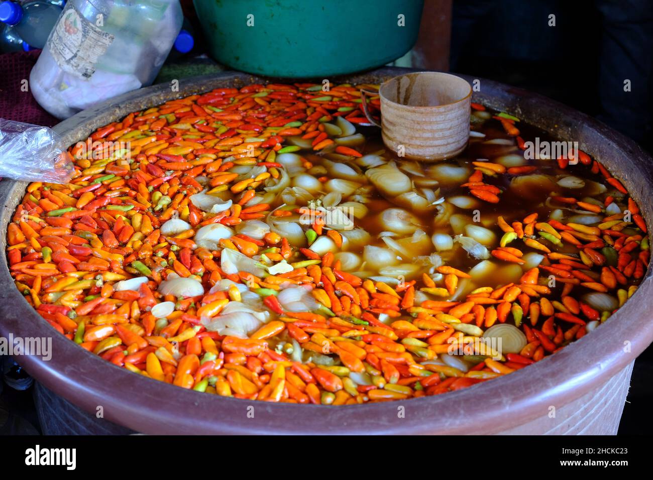 Nicaragua Granada – traditioneller Imbissstand mit gemischten Chilischoten Stockfoto