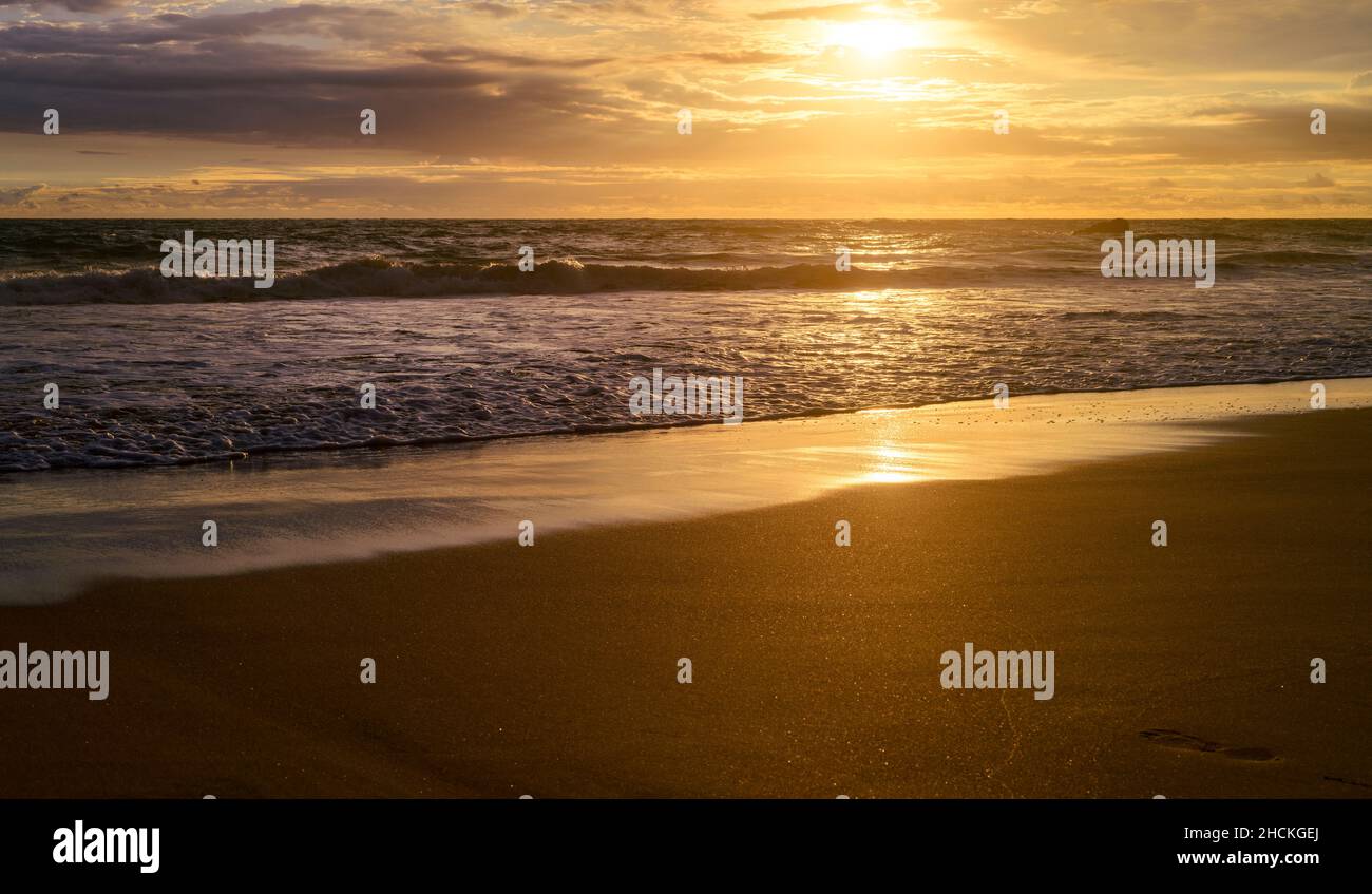 Wunderschöne Sonnenuntergangslandschaft an einem tropischen Inselstrand in Sri Lanka, Stockfoto