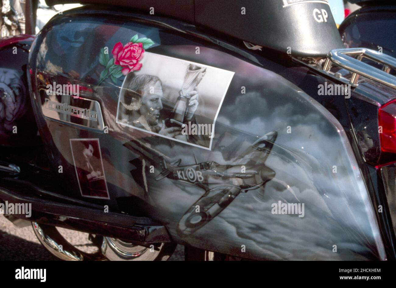 Spitfire Fighter Airplane auf der Seitenwand eines Rollers lackiert. Motorradkunst, britisches Kulturkonzept Stockfoto