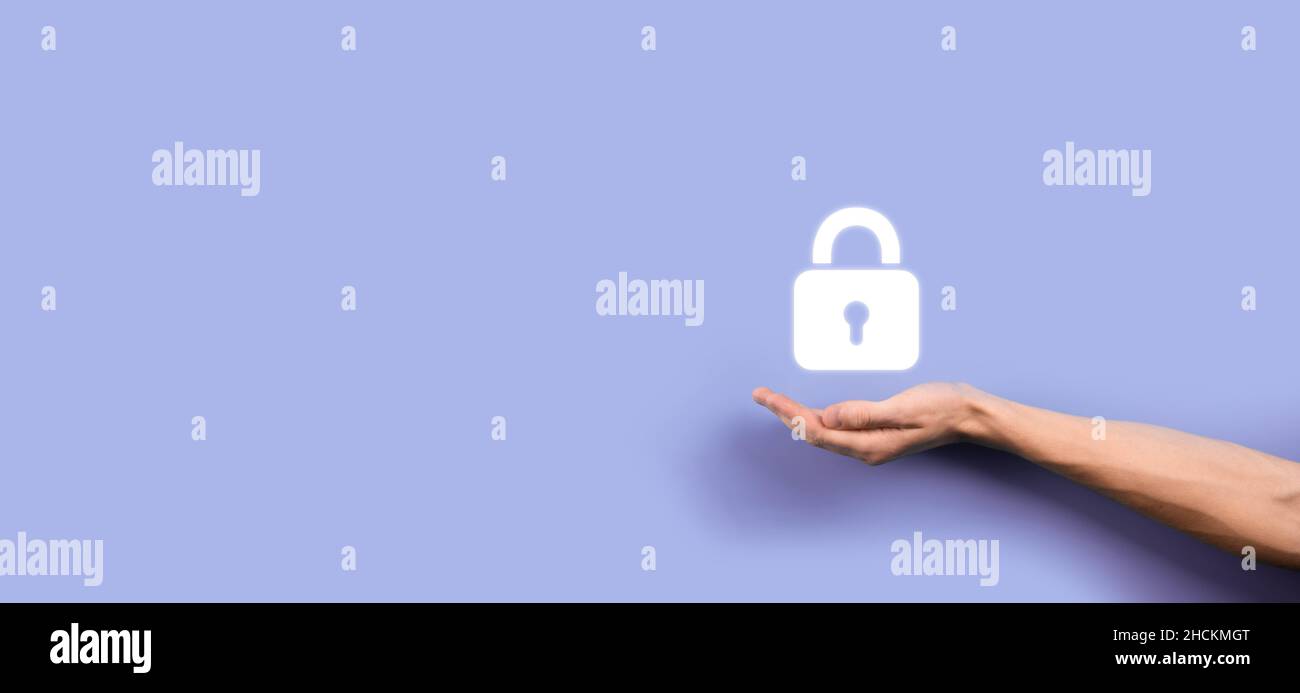 Cyber-Sicherheitsnetzwerk. Schloss-Symbol und Internet-Technologie-Vernetzung. Geschäftsmann zum Schutz personenbezogener Daten auf der virtuellen Schnittstelle. Daten p Stockfoto