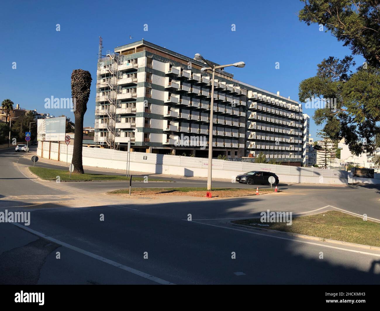 Lagos, Portugal, verlassenes Luxushotel, Straßenszene, Küstennähe;, Stockfoto