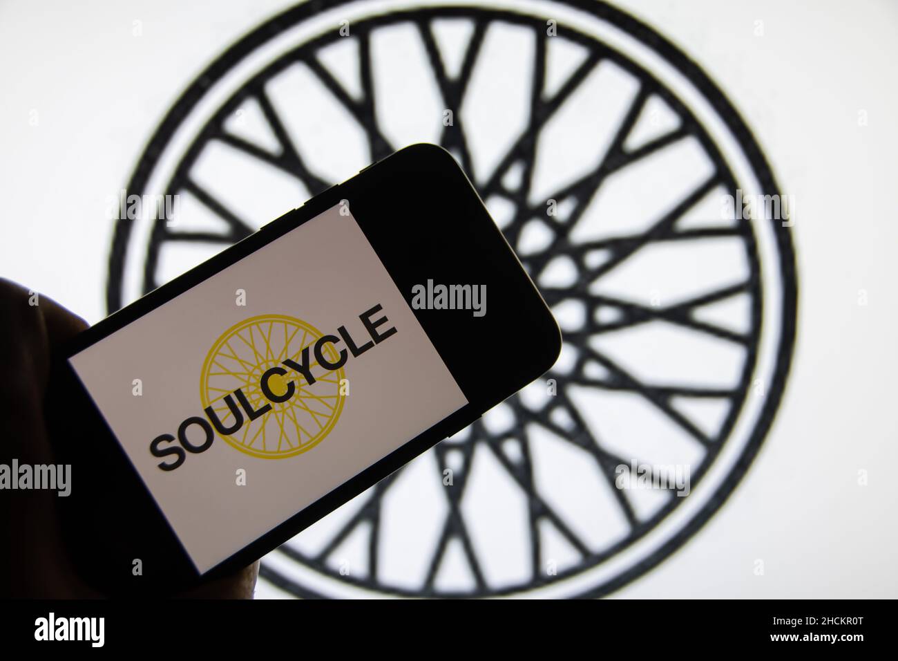 Rheinbach, Deutschland 29. Dezember 2021, das Markenlogo des Fitnessunternehmens SoulCycle auf dem Display eines Smartphones (Fokus auf das Markenlogo) Stockfoto