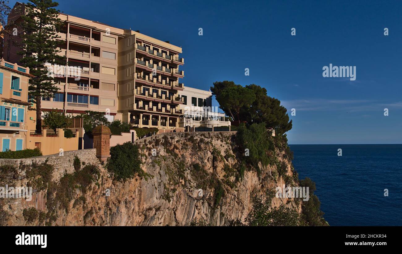 Schöner Blick auf das historische Zentrum von Monaco (Monaco-Ville) an der mittelmeerküste mit Wohnhäusern auf einer felsigen Klippe. Stockfoto