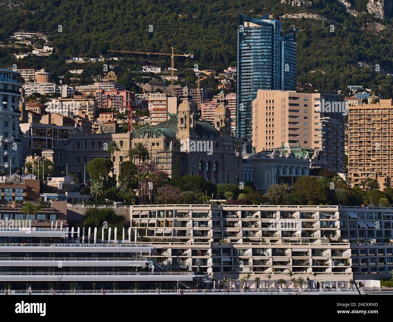 Stadtbild von Monaco an der französischen Riviera mit berühmtem Casino im Stadtteil Monte Carlo, umgeben von dichtem Baugebiet mit Wohngebäuden. Stockfoto