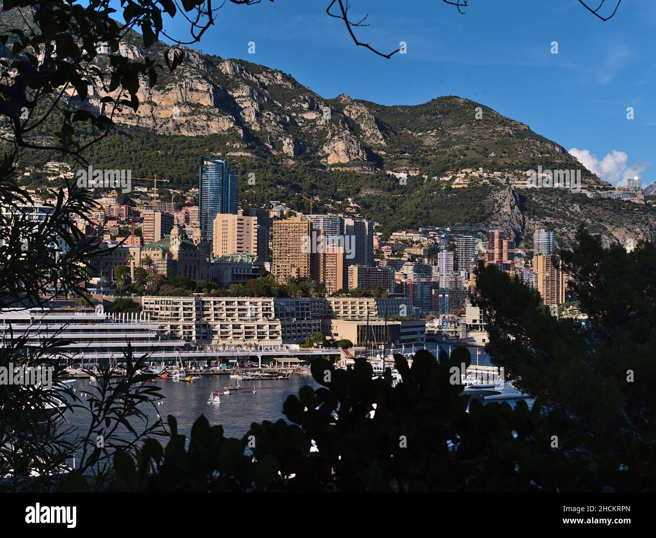 Stadtbild von Monaco an der französischen Riviera mit berühmtem Casino im Stadtteil Monte Carlo, umgeben von dichtem Baugebiet mit Wohngebäuden. Stockfoto