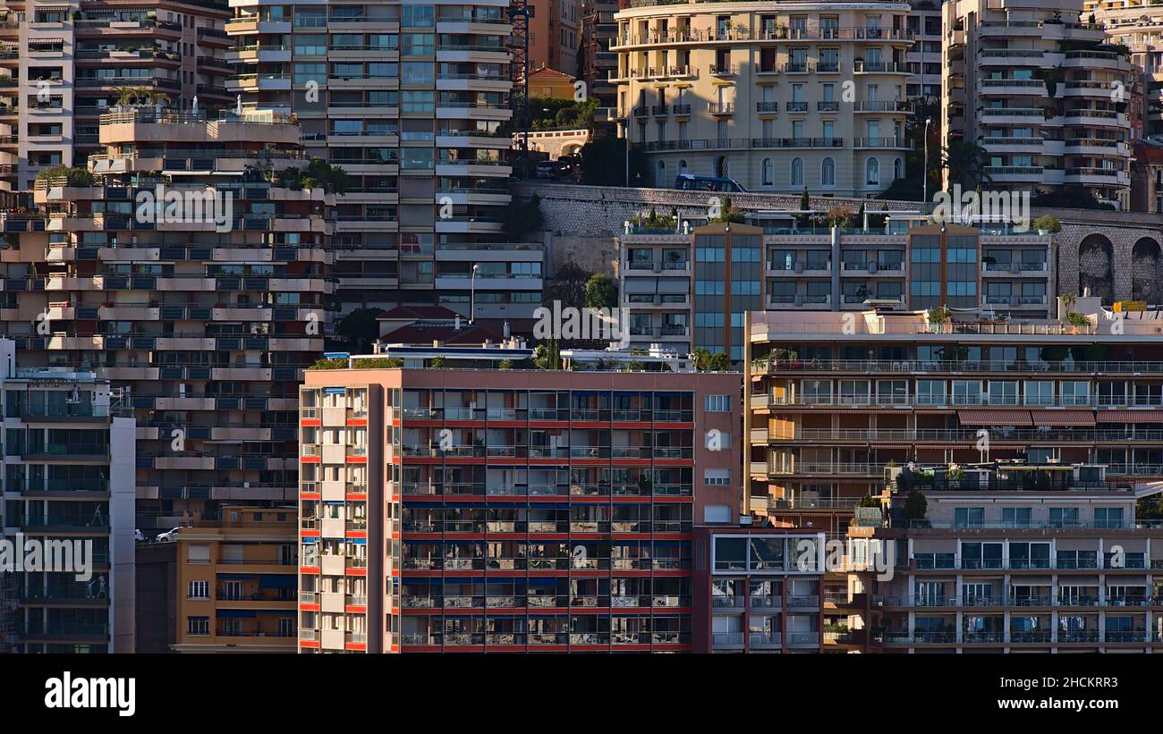 Nahaufnahme der Skyline der Stadt Monaco an der französischen Riviera bei nachmittäglicher Sonneneinstrahlung mit einer dichten Entwicklung moderner Apartmentgebäude. Stockfoto