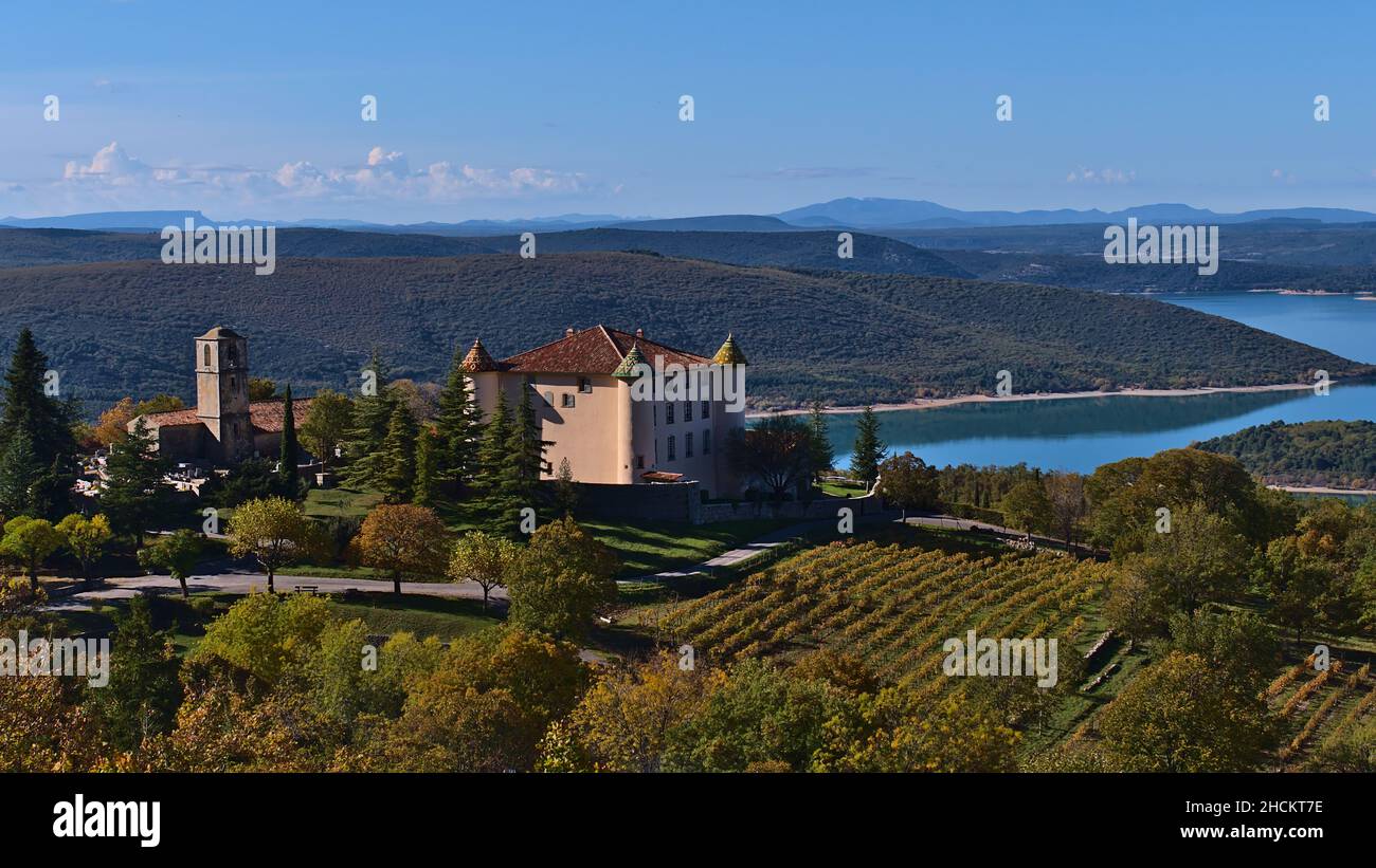 Idyllische Landschaft mit historischem Schloss in der Nähe des kleinen Dorfes Aiguines, Provence, Frankreich am westlichen Rand der Verdon-Schlucht mit Weinberg und See. Stockfoto