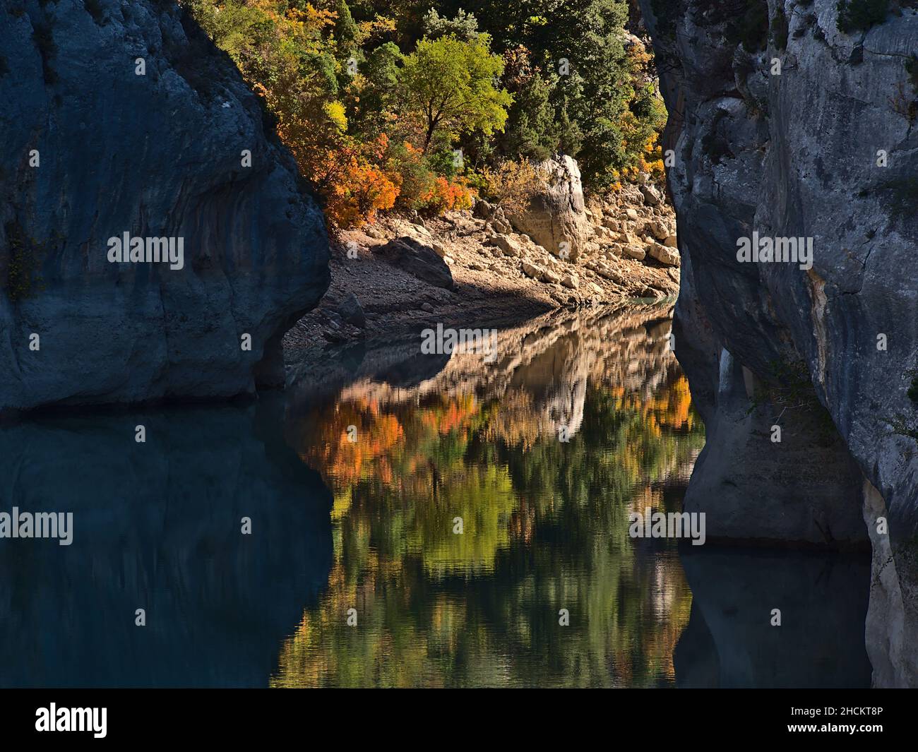 Nahaufnahme des westlichen Eingangs der berühmten Schlucht Verdon Gorge (Gorges du Verdon) in der Provence, Frankreich in der Herbstsaison mit Kalksteinfelsen. Stockfoto