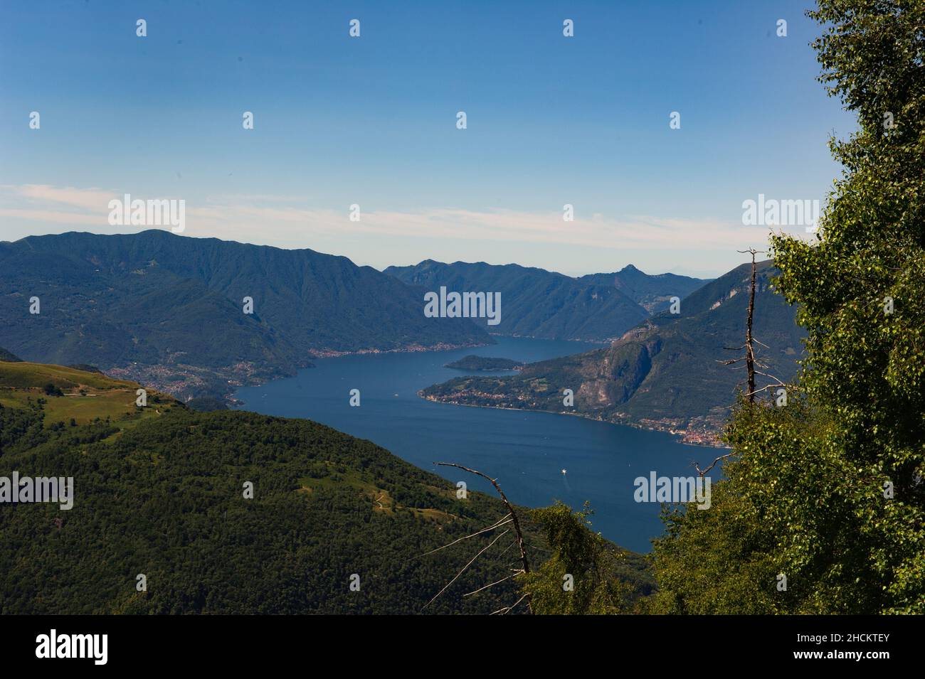 Europa, Italien, Lombardei, Provinz Lecco, Holzbank auf dem Gipfel des Monte Legnoncino mit Blick auf den Comer See. Stockfoto