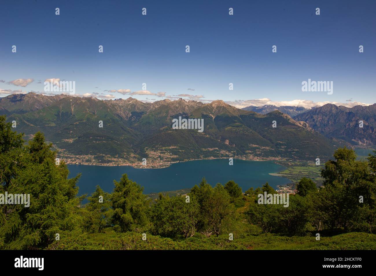 Europa, Italien, Lombardei, Provinz Lecco, Holzbank auf dem Gipfel des Monte Legnoncino mit Blick auf den Comer See. Stockfoto