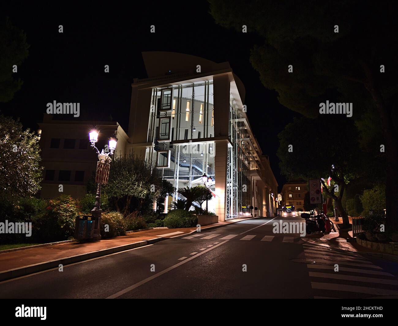 Nachtansicht des Nationalrats (Conseil National) von Monaco in einem modernen Gebäude im Zentrum des historischen Viertels Monaco-Ville. Stockfoto